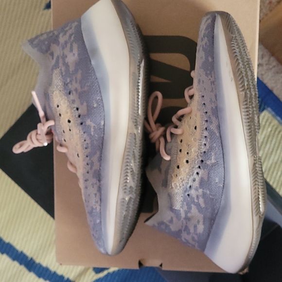 Yeezy Mist non reflective size 8 mens - Picture 2 of 4